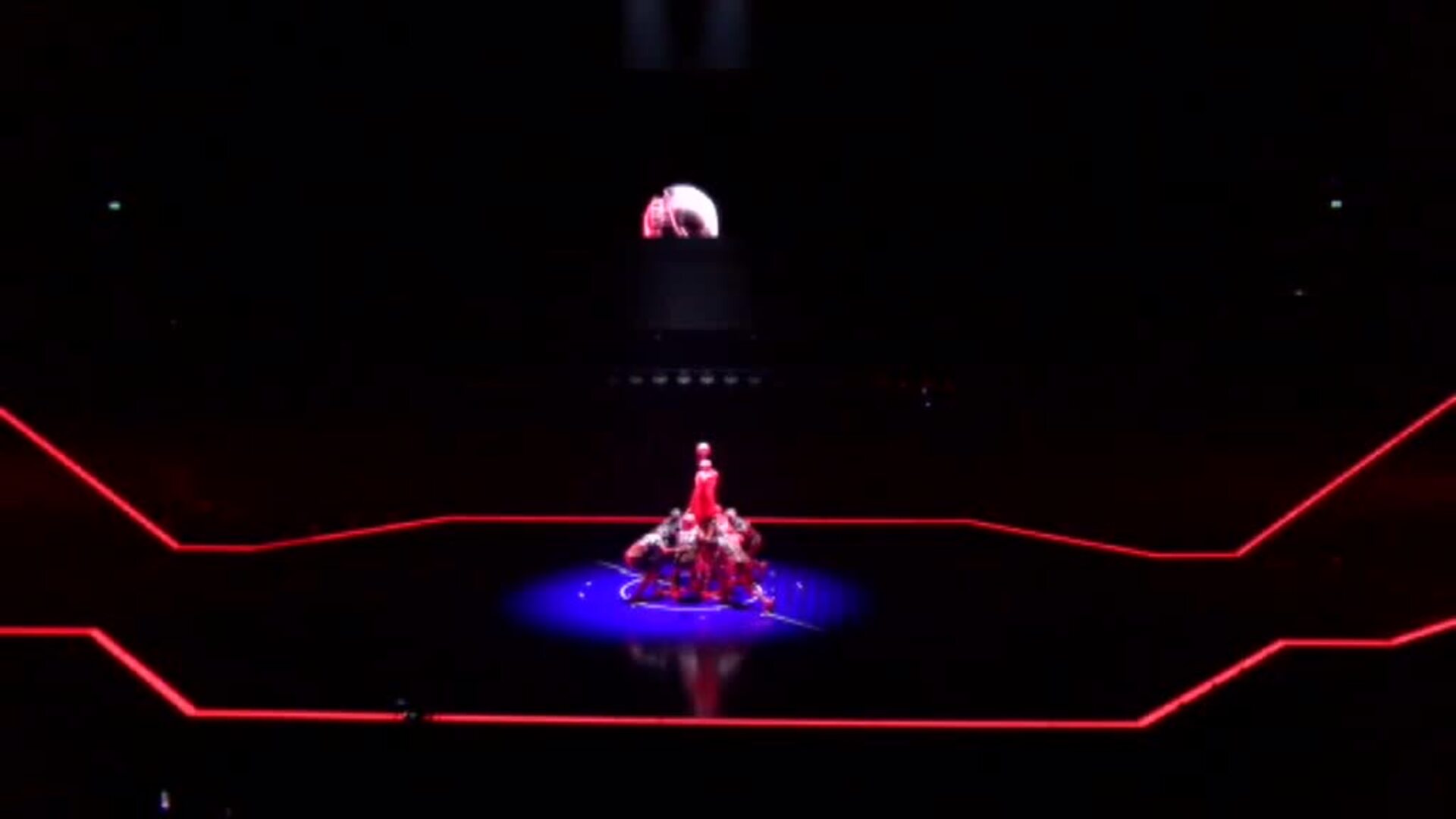 La magia de Cirque du Soleil homenajea a Messi y al mundo del fútbol
