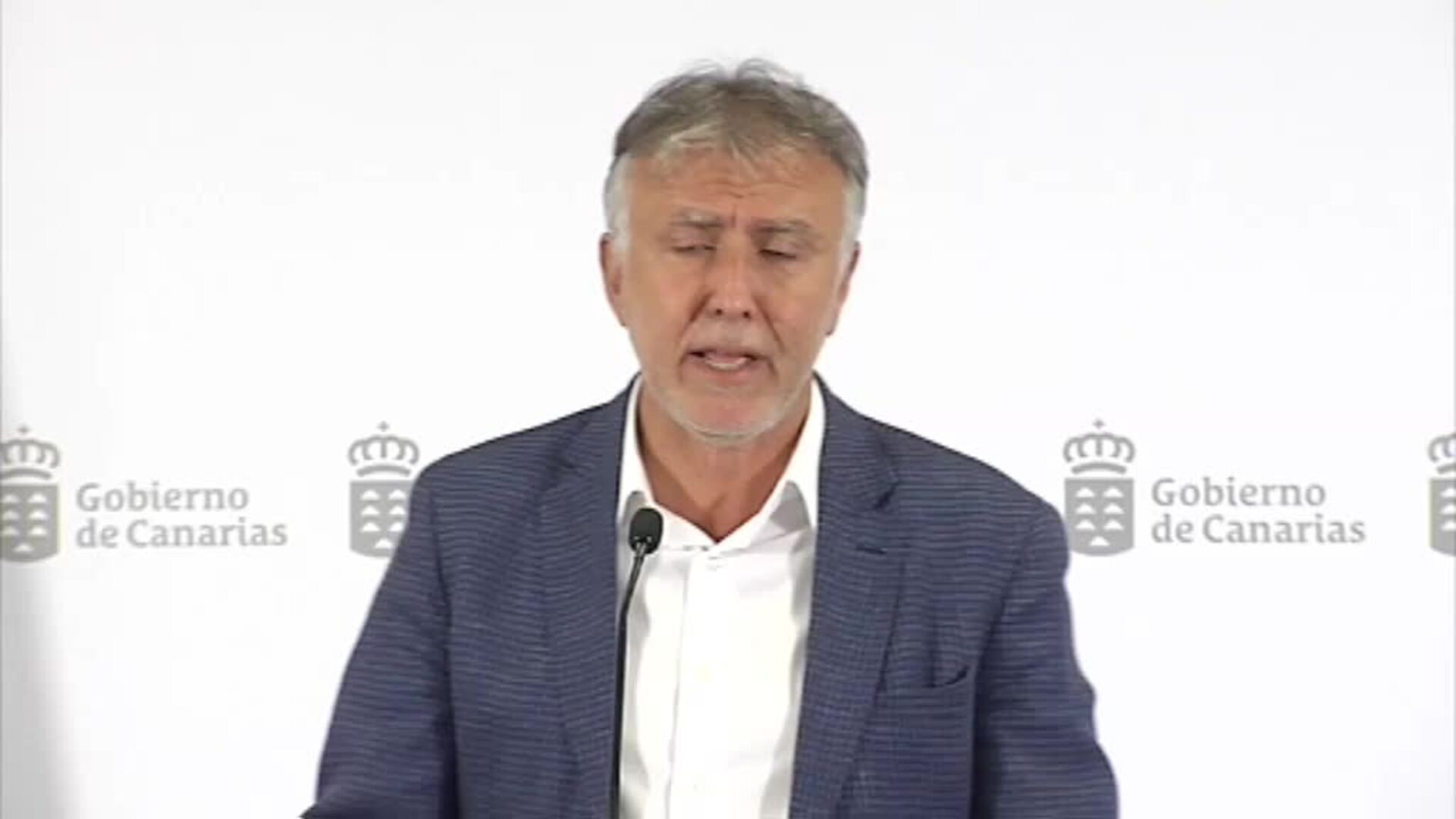 Canarias prohíbe fumar y obliga al uso de la mascarilla en espacios abiertos