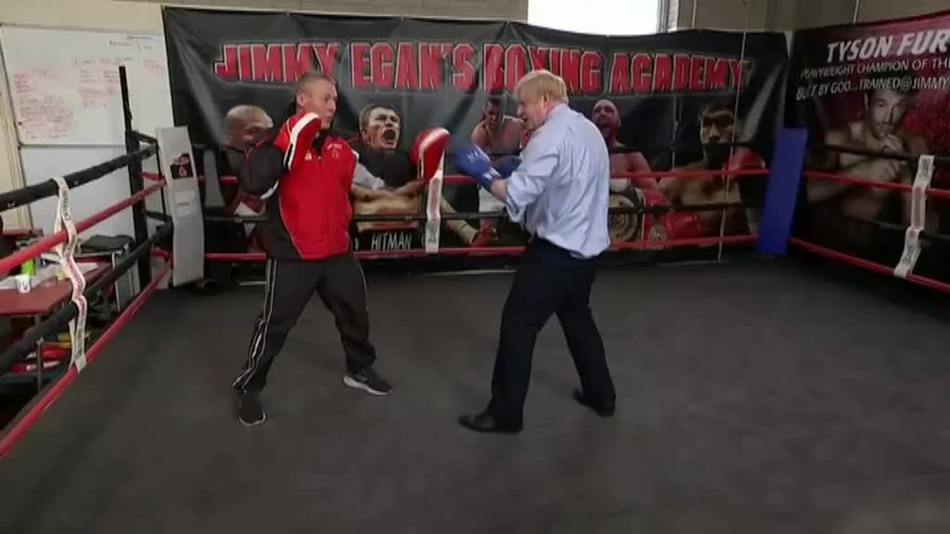 Boris Johnson &quot;practica su gancho de izquierda&quot; antes del debate electoral