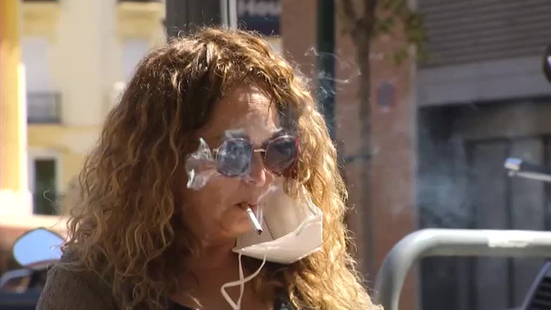 Cierra el ocio nocturno y prohibido fumar en las calles