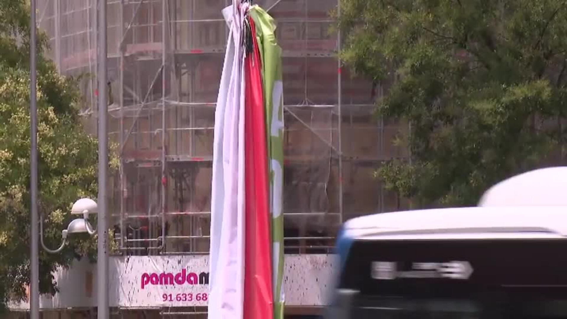 La polémica lona de Vox, colocada en la madrileña calle Alcalá hasta este pasado martes