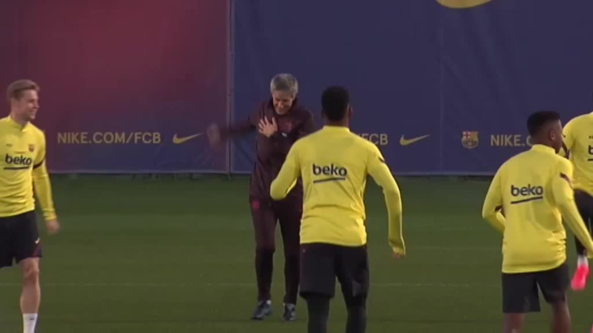 Setién no se pierde un rondo en el entrenamiento del Barça