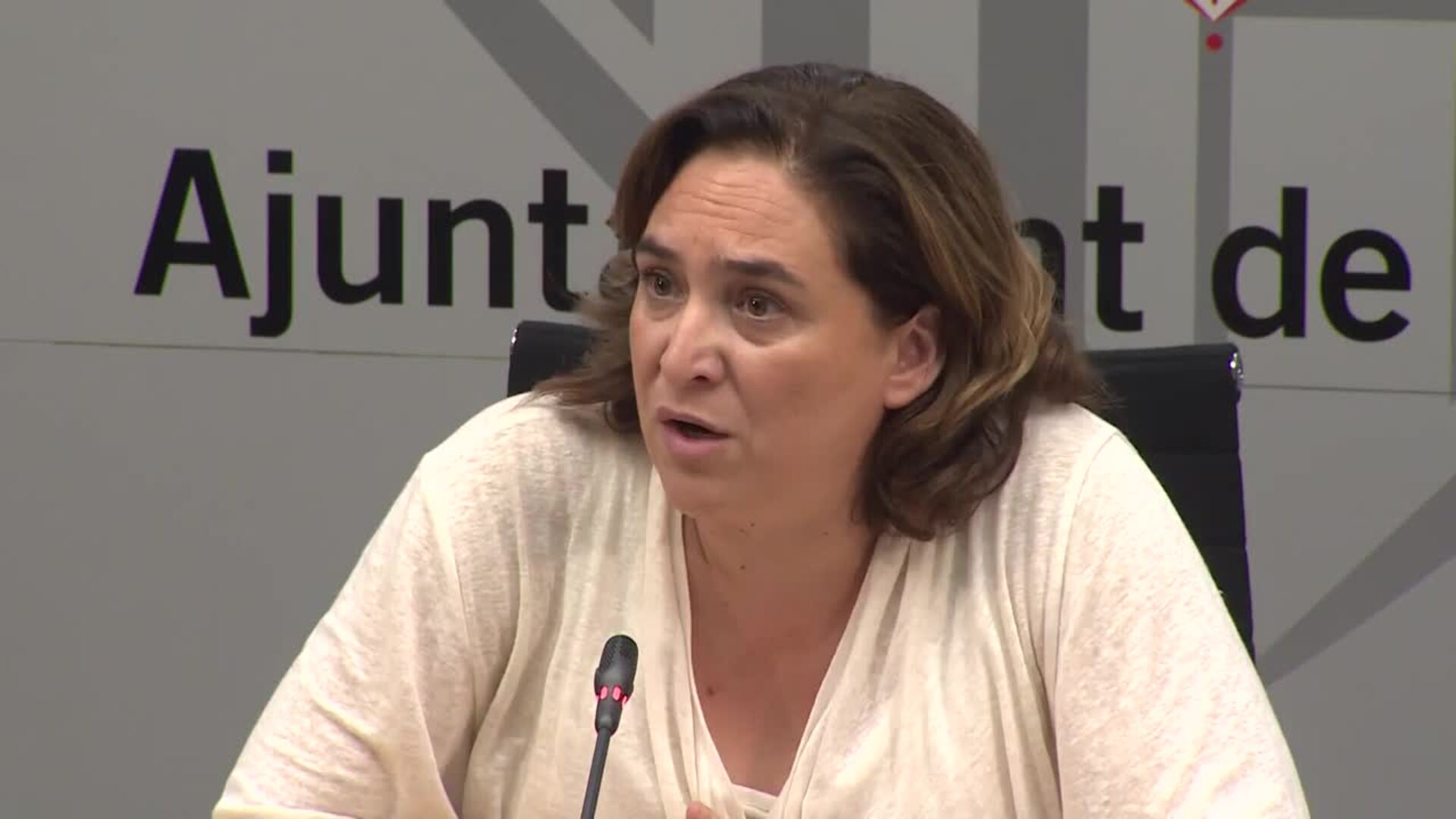 Colau: &quot;Si no pueden dialogar con Carmena, ¿con quién dialogarán?&quot;