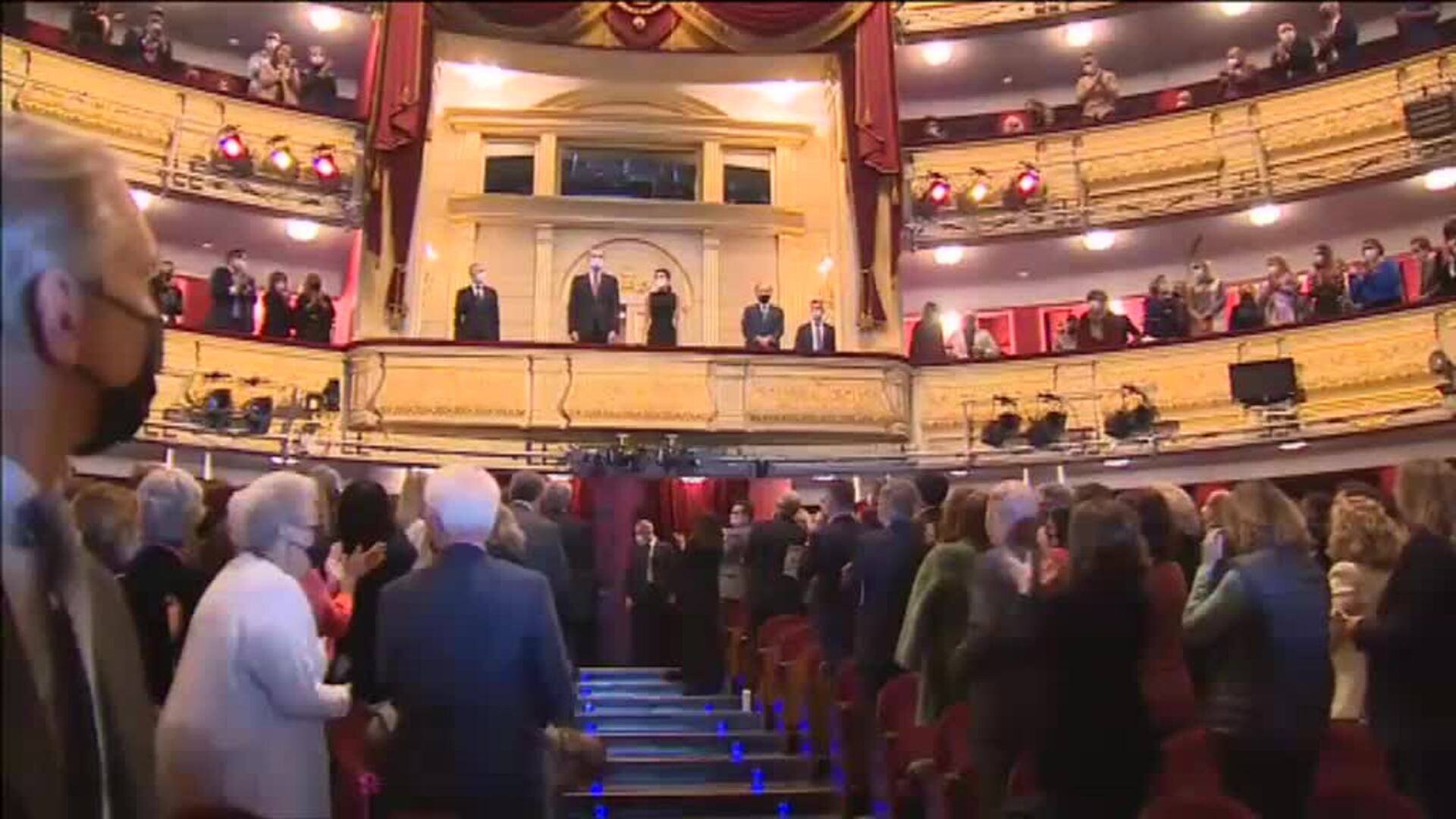 Los Reyes asisten a la ópera en el Teatro Real