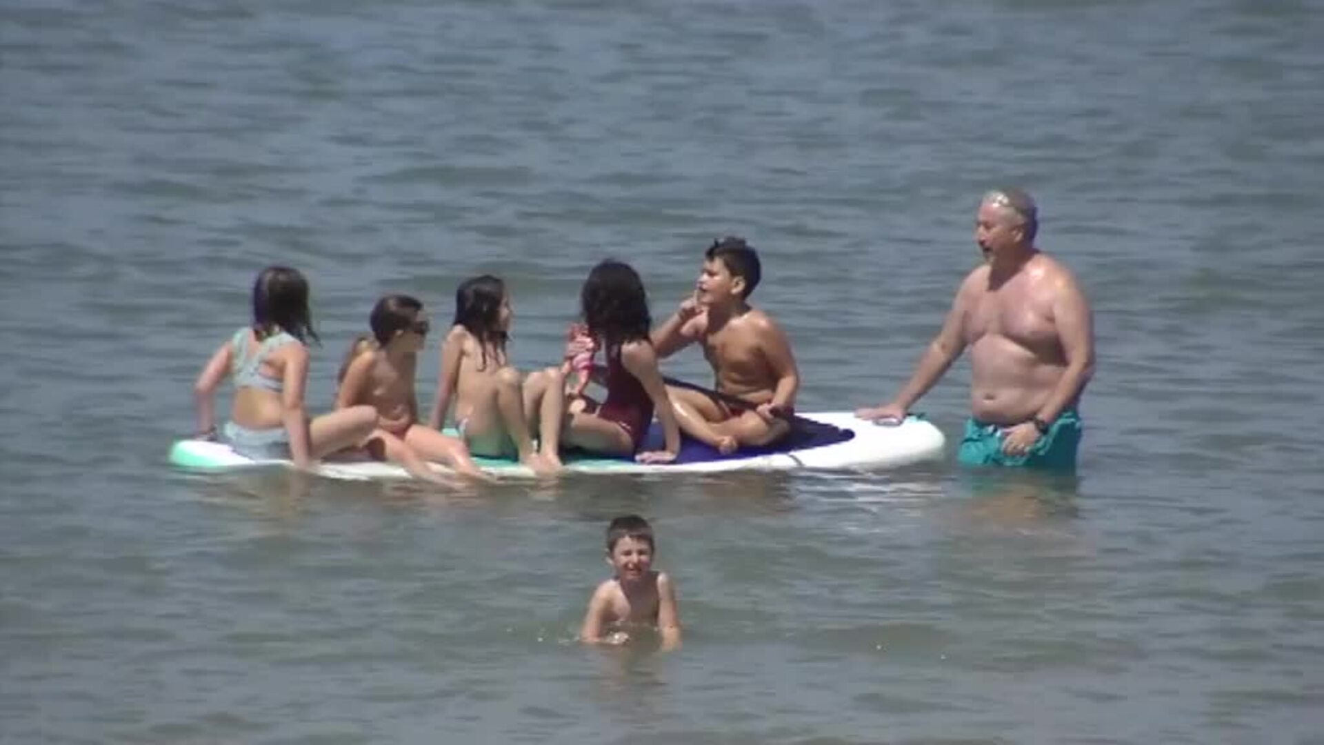 Cádiz se divide ante el cambio de normativa que permitirá el nudismo en sus playas