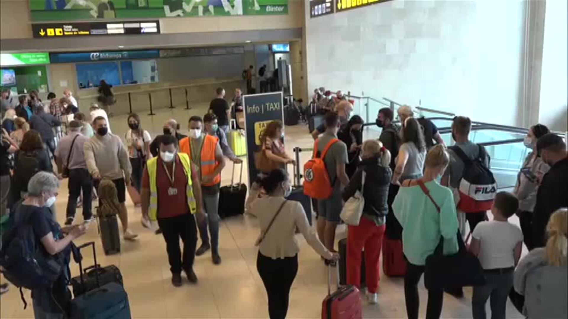 La ceniza del volcán de La Palma sigue siendo parte del día a día en la isla y afecta al tráfico aéreo