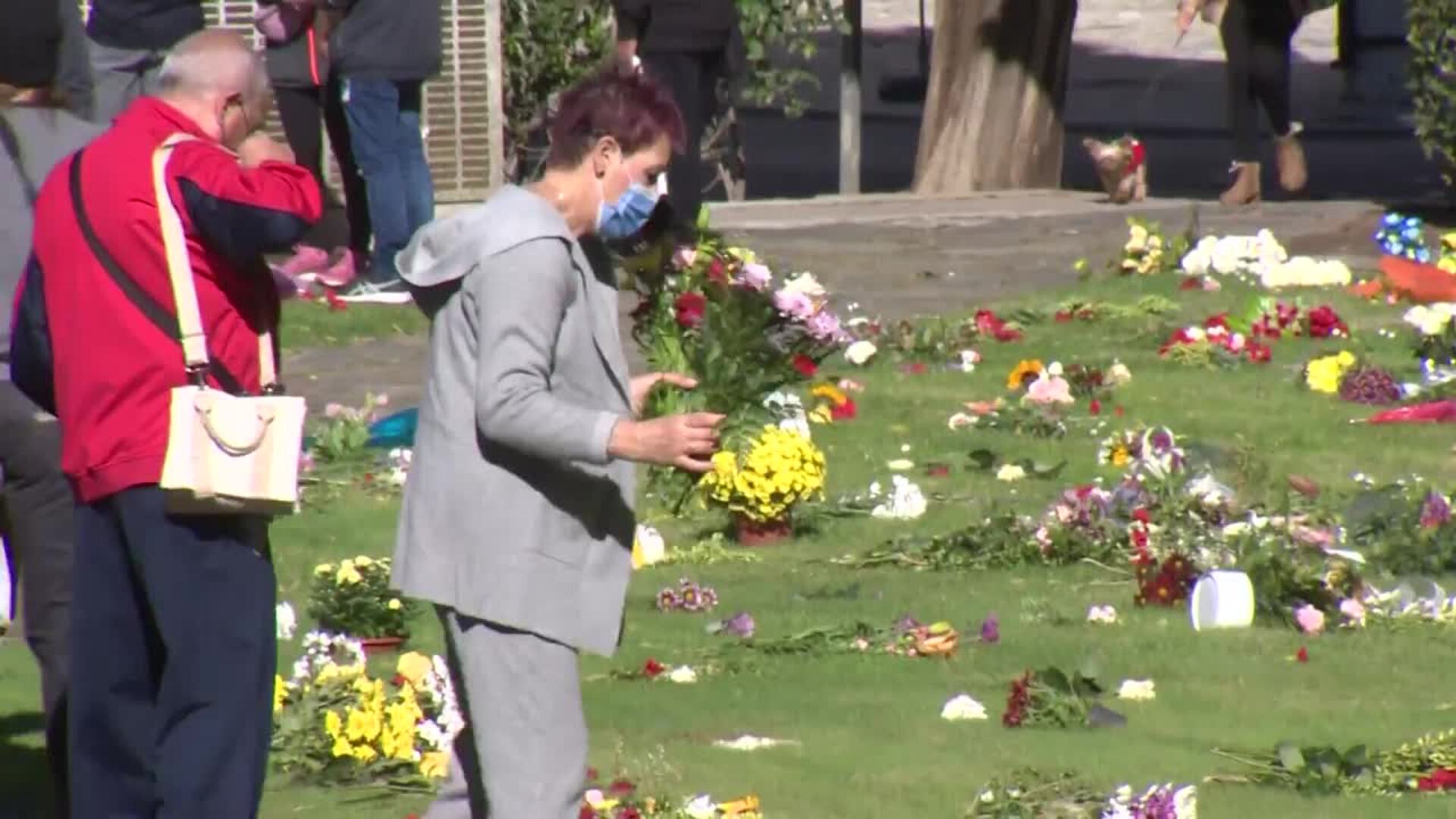 Ciudadanos aprovechan el buen tiempo para visitar a sus difuntos en Madrid