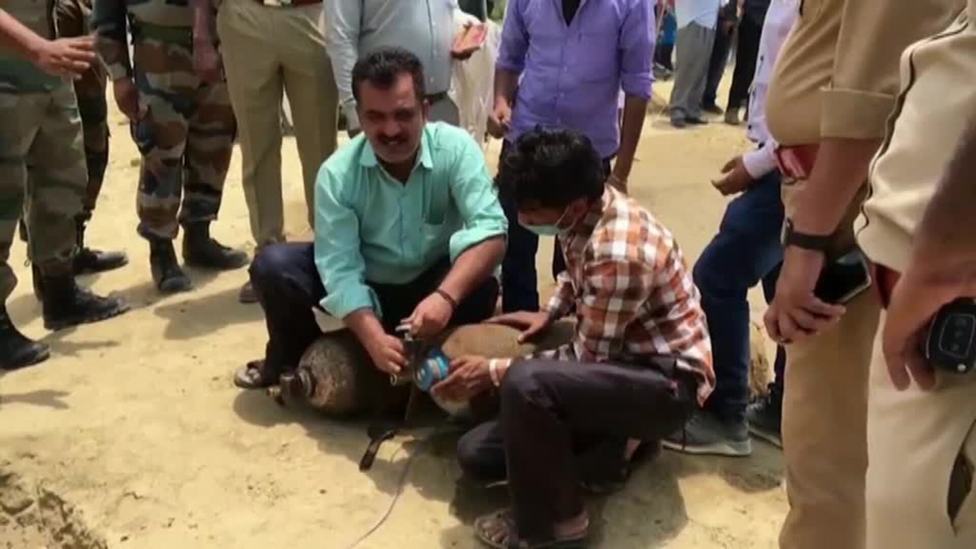 Un niño queda atrapado en un pozo en la India