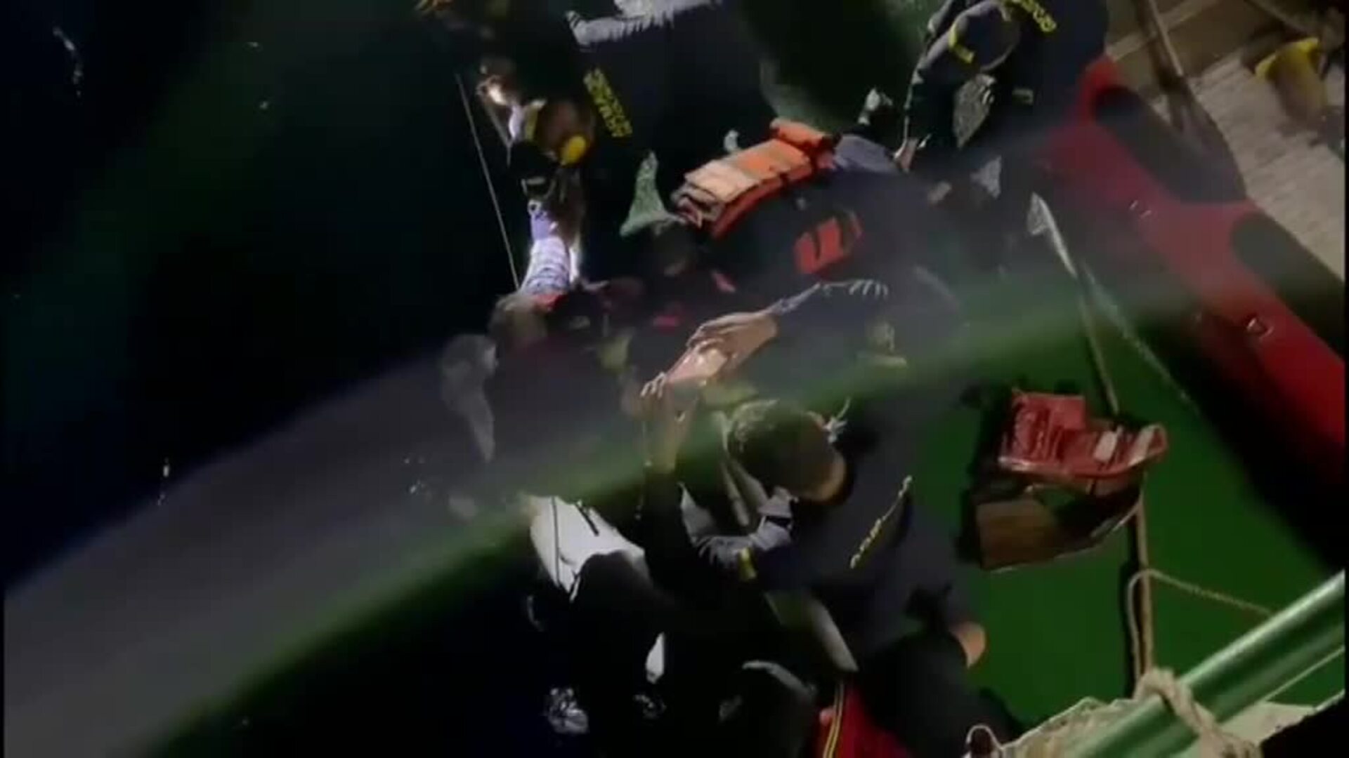 Rescatados in extremis tres marineros a la deriva por la Armada de Colombia