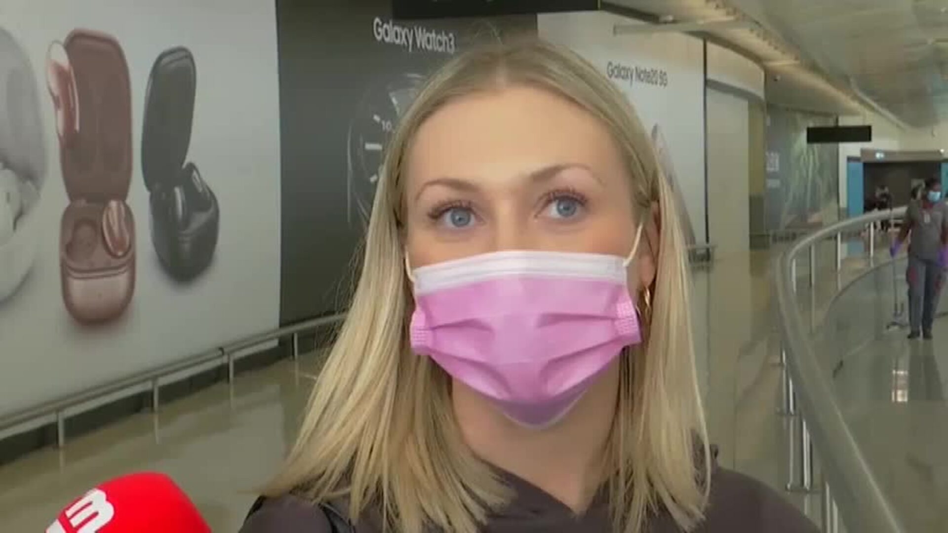 Aterrizan en Portugal los primeros turistas británicos con muchas ganas de de sol y playas