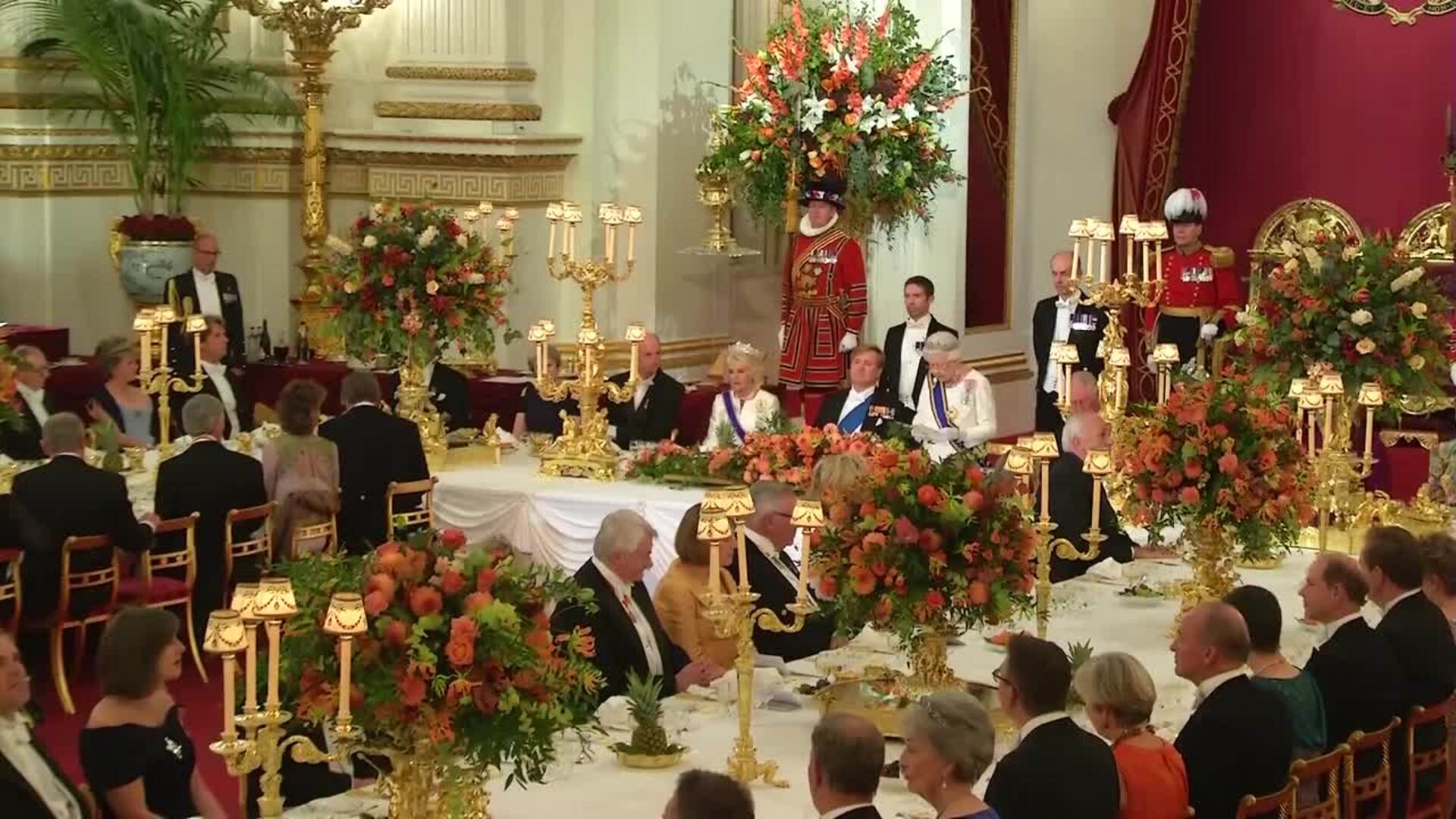 La Reina Isabel II suspende el viaje del Emperador de Japón