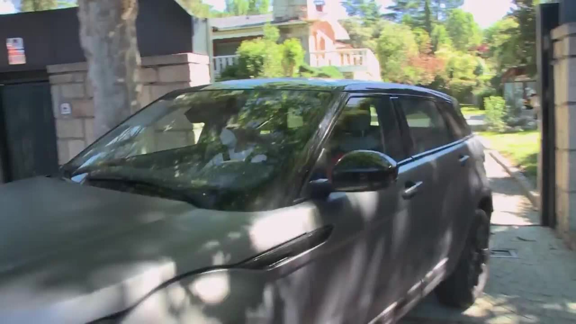 Gloria Camila, preocupada por su padre, no se separa de él