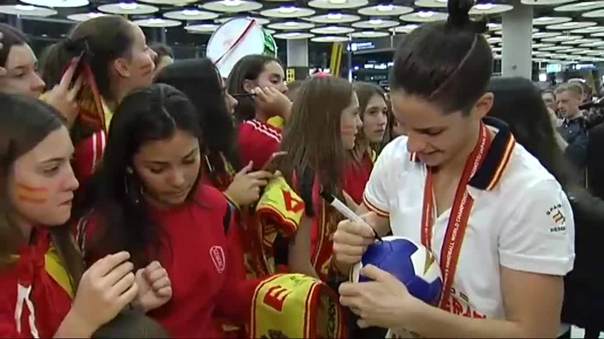 Caluroso recibimiento de la afición a las &#039;Guerreras&#039; a su llegada a España