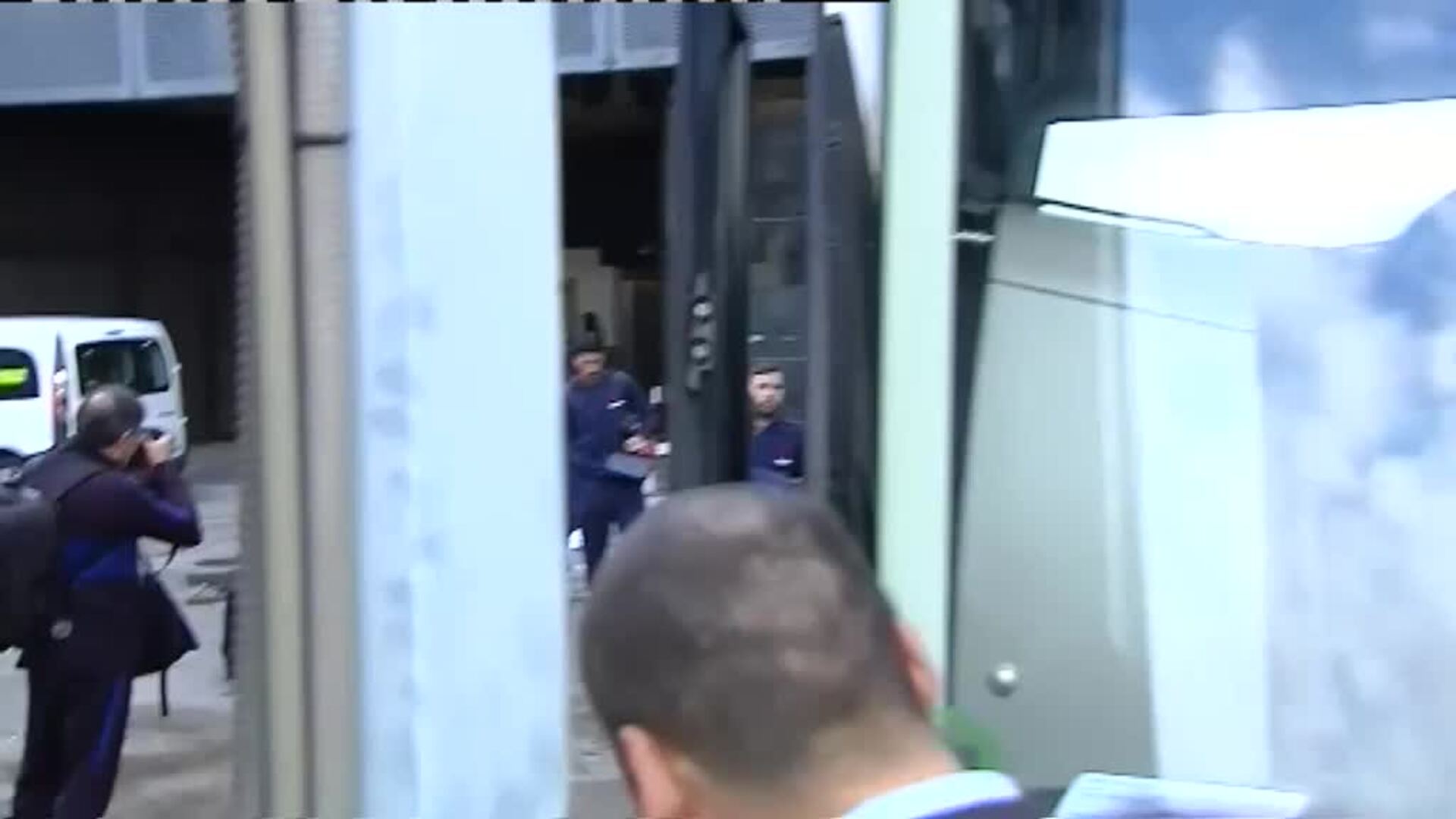 Caras largas en el regreso del Barça tras quedar eliminado de la Supercopa