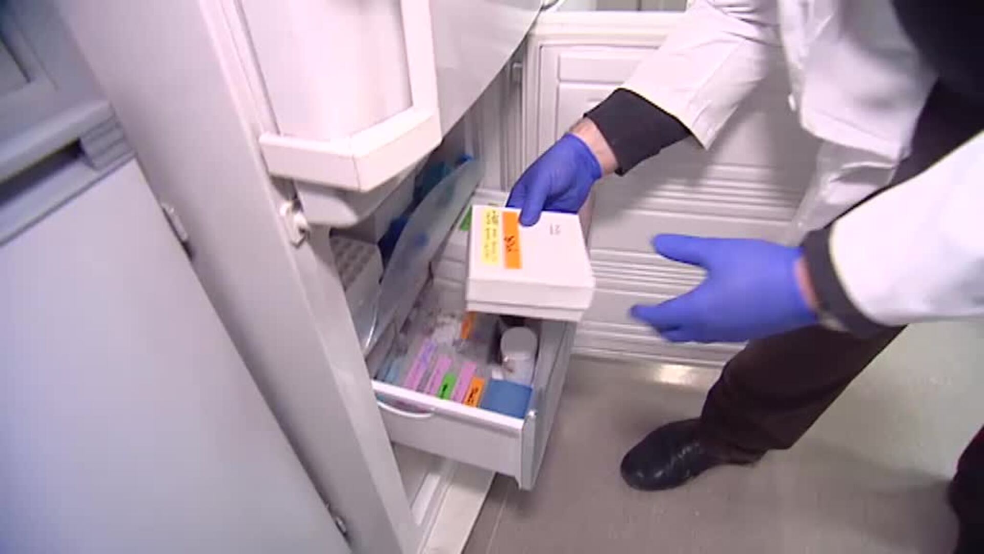 Científicos que trabajan con coronavirus, aún sin vacunar