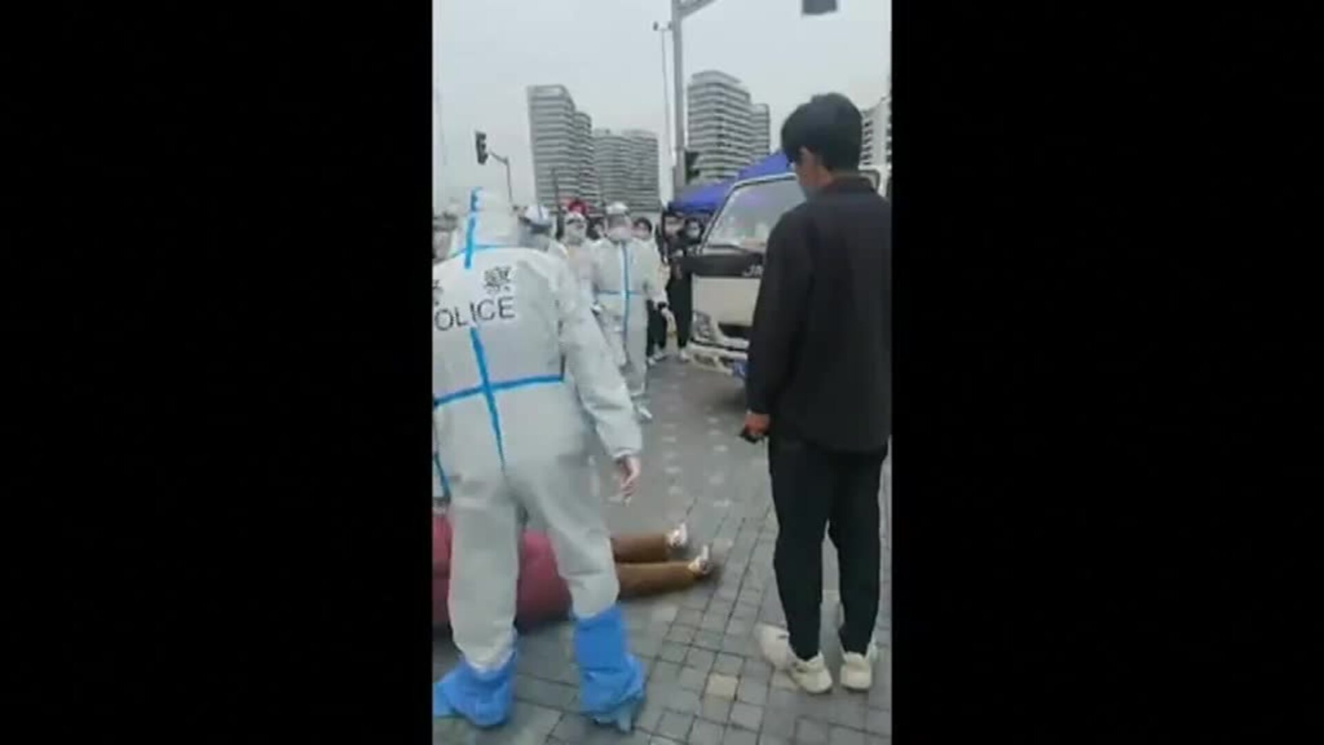 Habitantes de Shanghái confinados se enfrentan a la policía