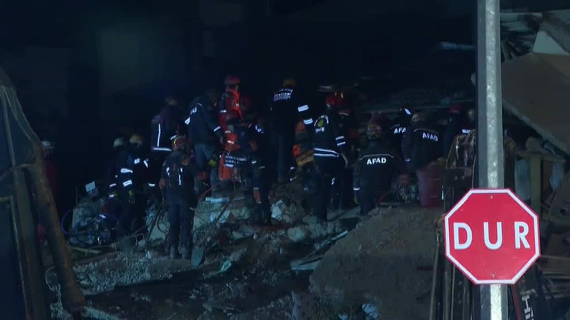 Turquía se vuelca en las labores de rescate tras el devastador terremoto de magnitud 6,8