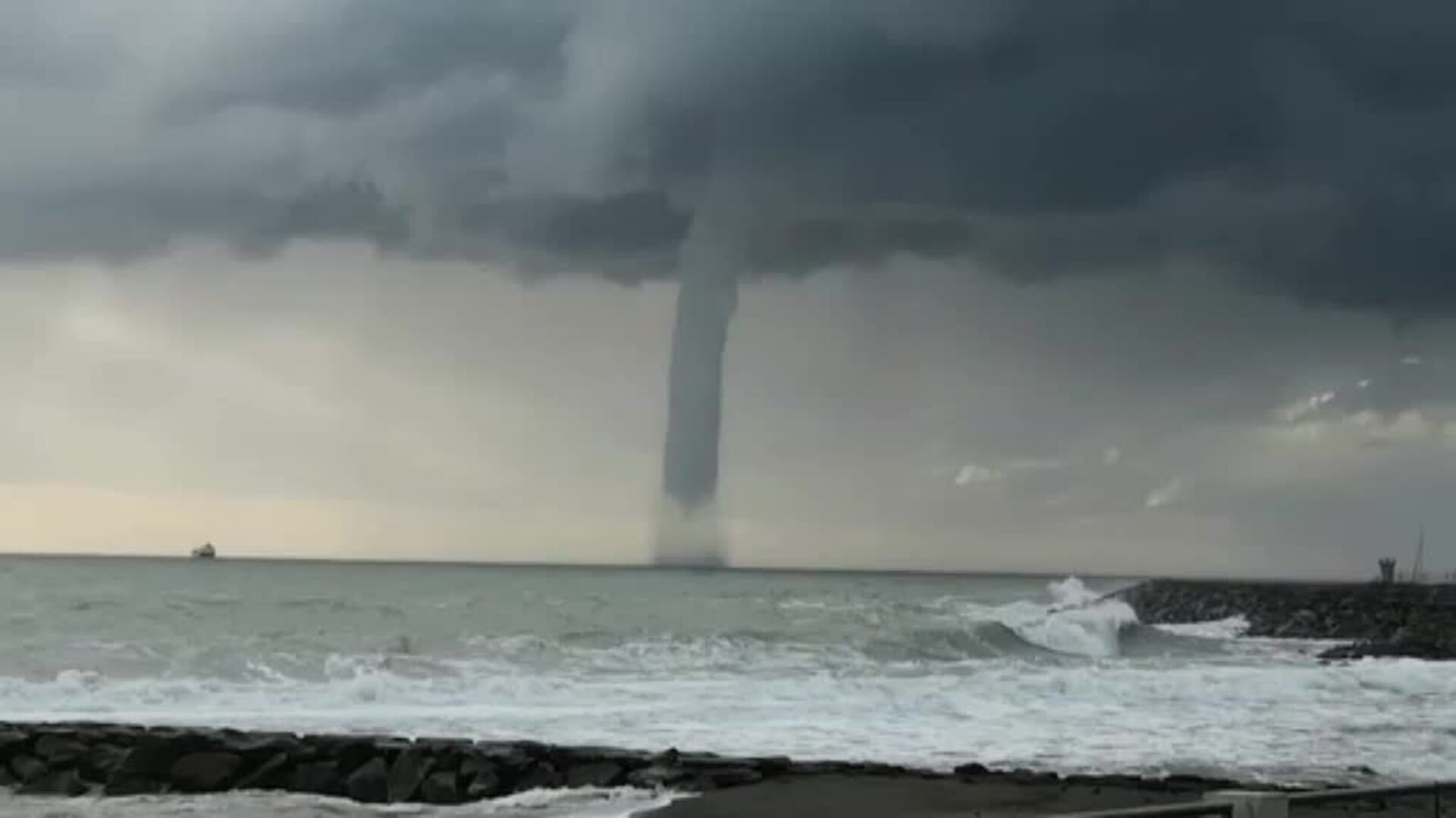 Espectacular manga marina frente a la costa italiana.