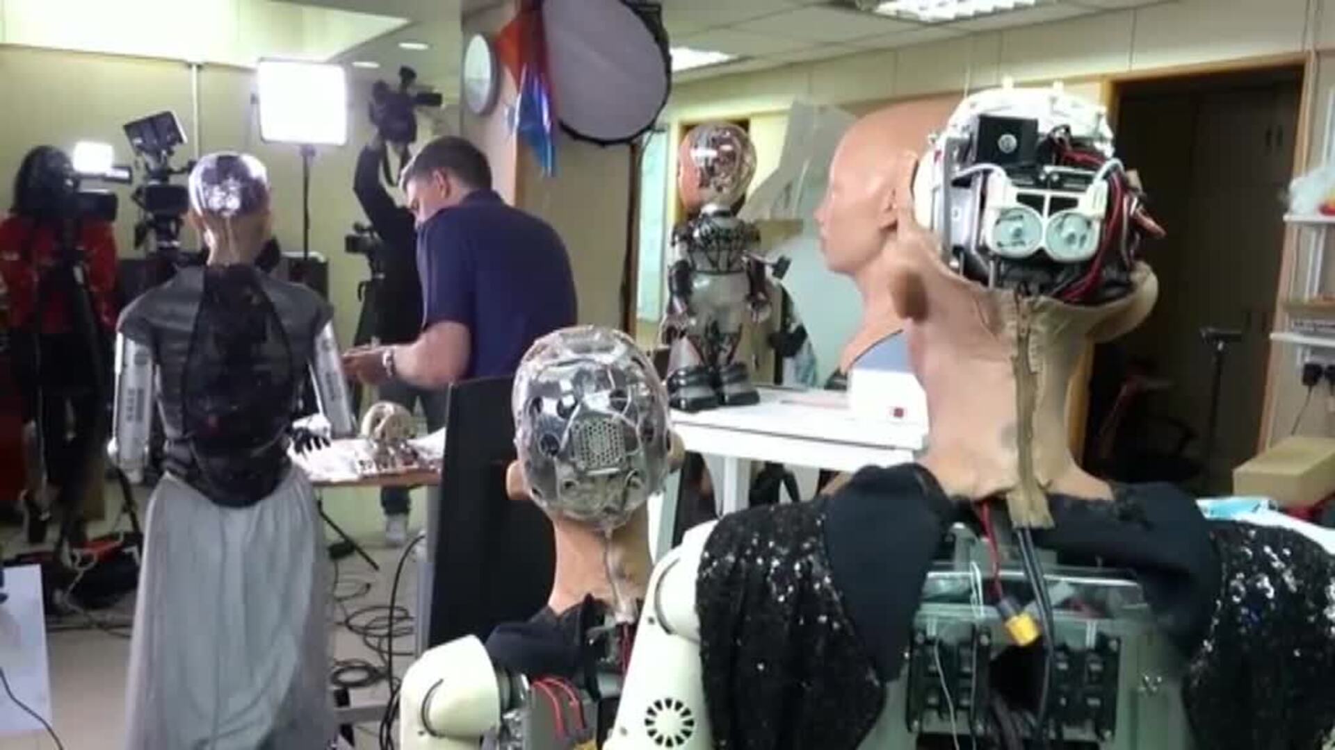 La robot humanoide Sophia pinta su primera obra de arte digital