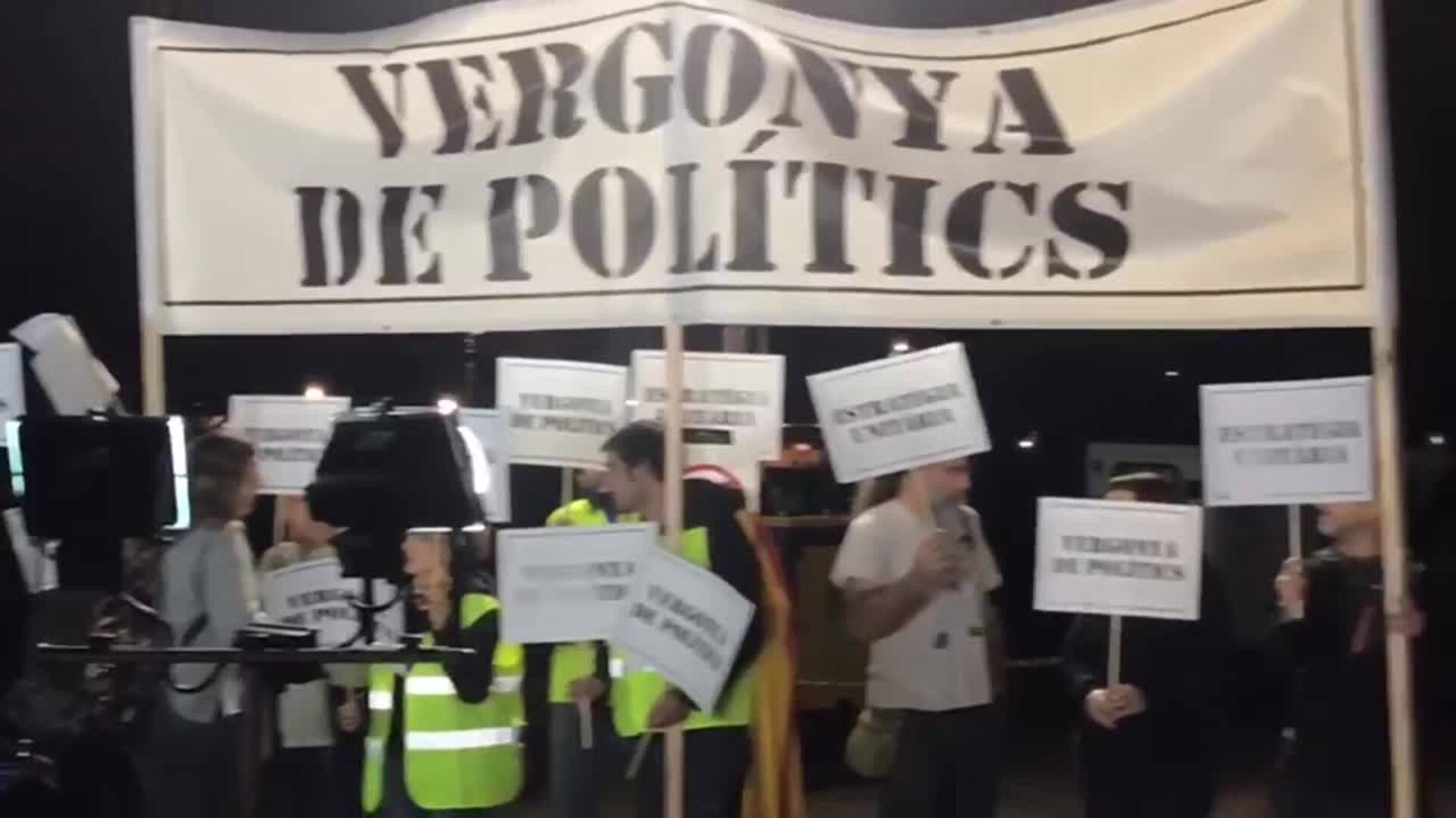 CDR piden unidad independentista ante un mitin de JxCat en la cárcel de Lledoners (Barcelona)