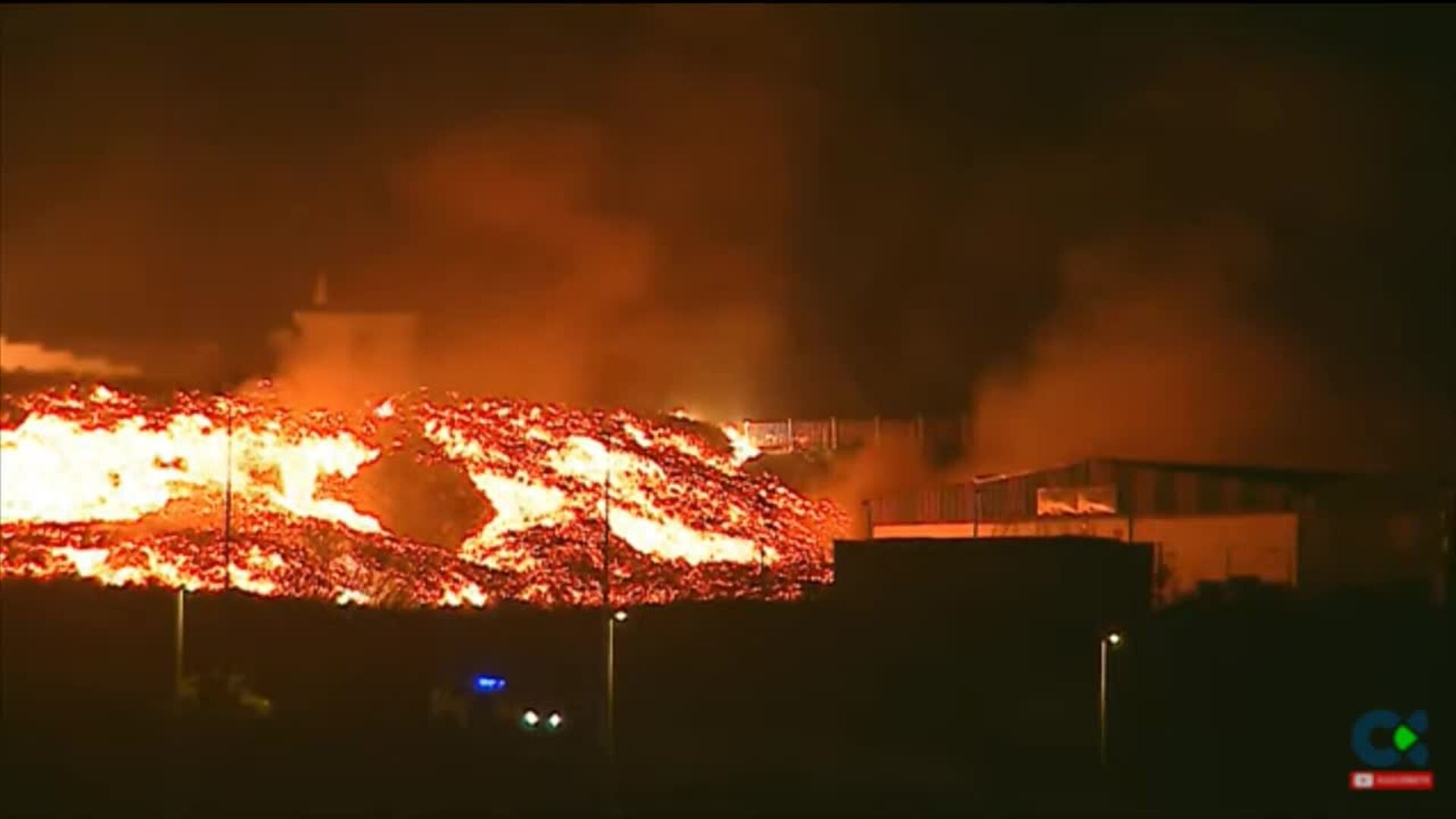 El cono del volcán sufre un derrumbe en la cara norte y las coladas causan nuevos daños