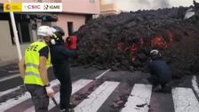 Destrucción a cámara lenta del barrio de La Laguna, con una colada que podría tomar dos rumbos