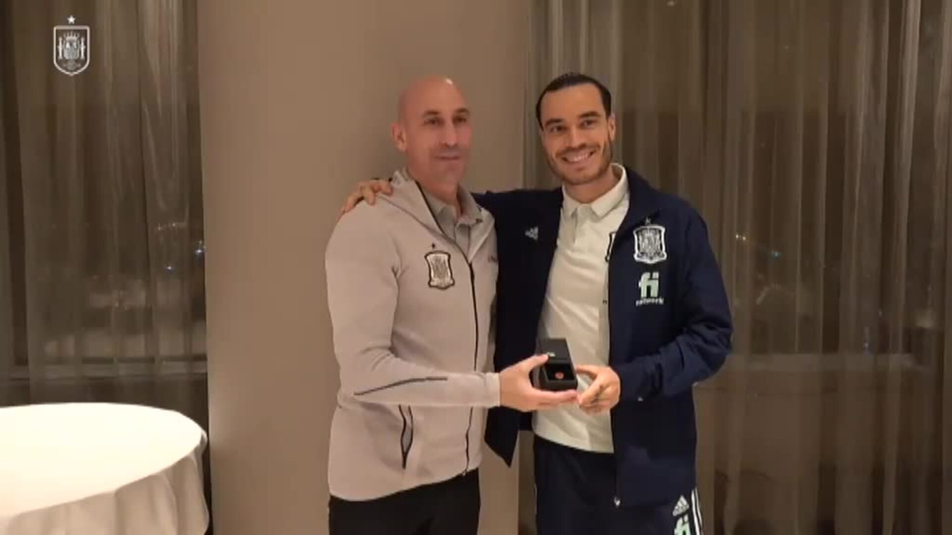 Rubiales entrega varias insignias conmemorativas los jugadores de la selección