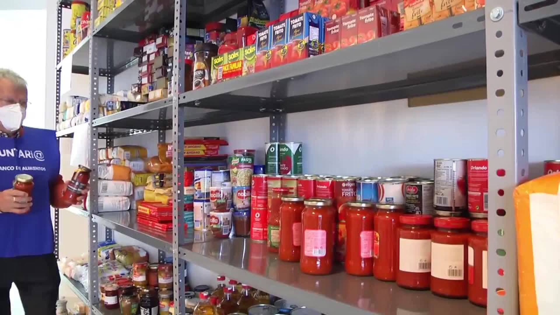 Revilla acude al punto de recepción de comida para el Banco de Alimentos en Santander