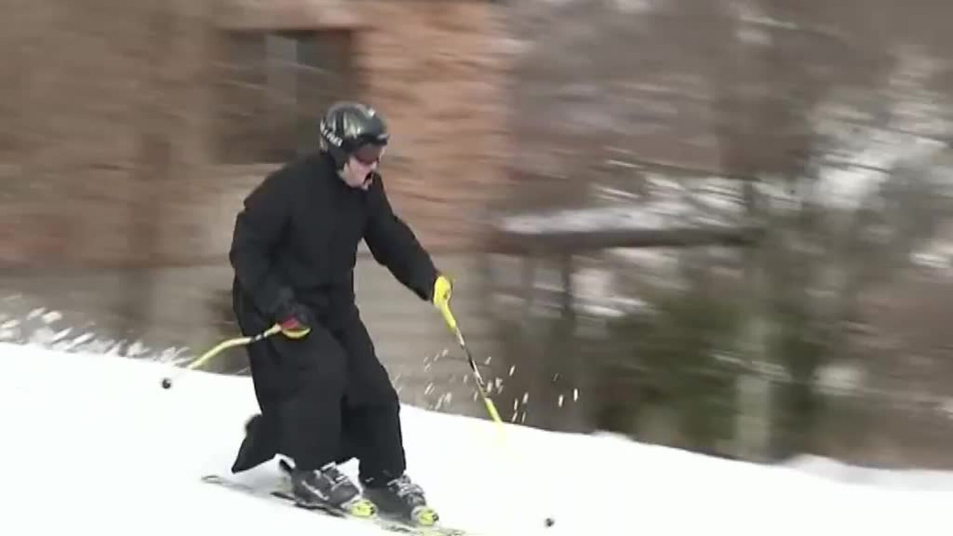 Sacerdotes de Polonia esquían en honor a Juan Pablo II