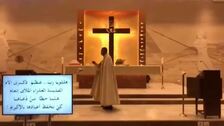 La onda expansiva de la explosión en el puerto de Beirut sorprende a un sacerdote durante el oficio religioso