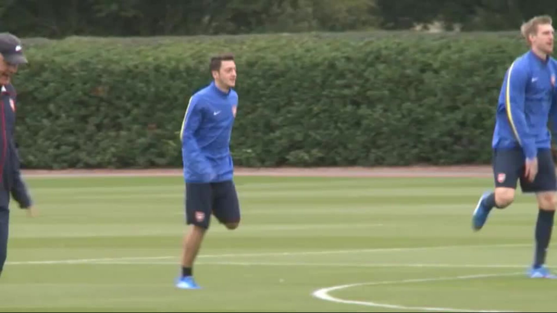 Özil se niega a la rebaja salarial acordada entre Arsenal y el primer equipo