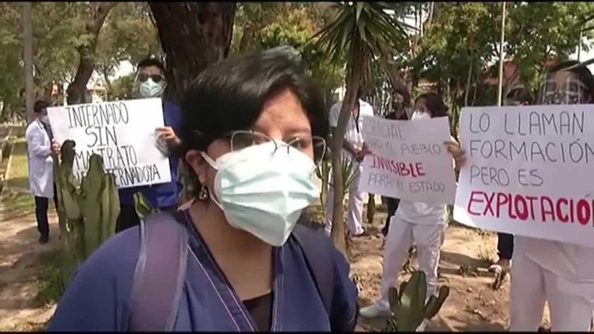 Estudiantes de medicina en Perú protestan por la falta de vacunas mientras aumentan los casos de COVID-19