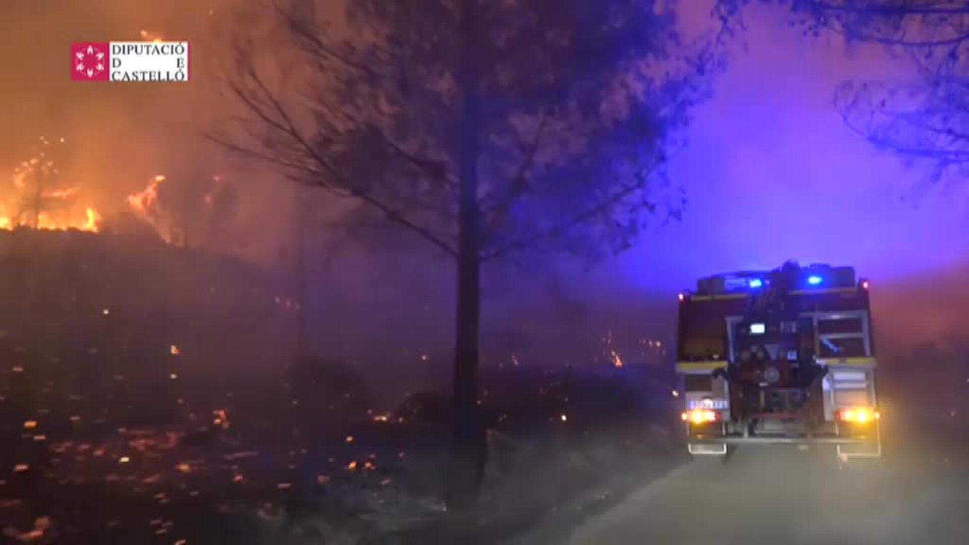 La ola de calor dificulta la extinción del incendio en Azuébar