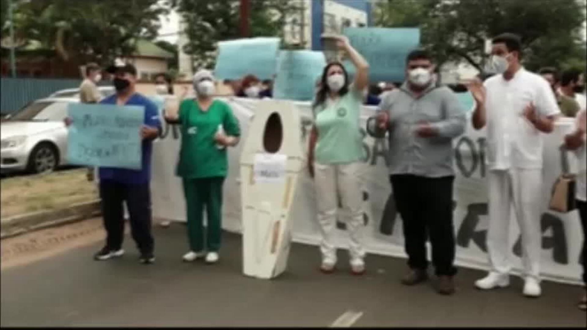 Disturbios en las calles de Asunción en las protestas contra la gestión de la pandemia