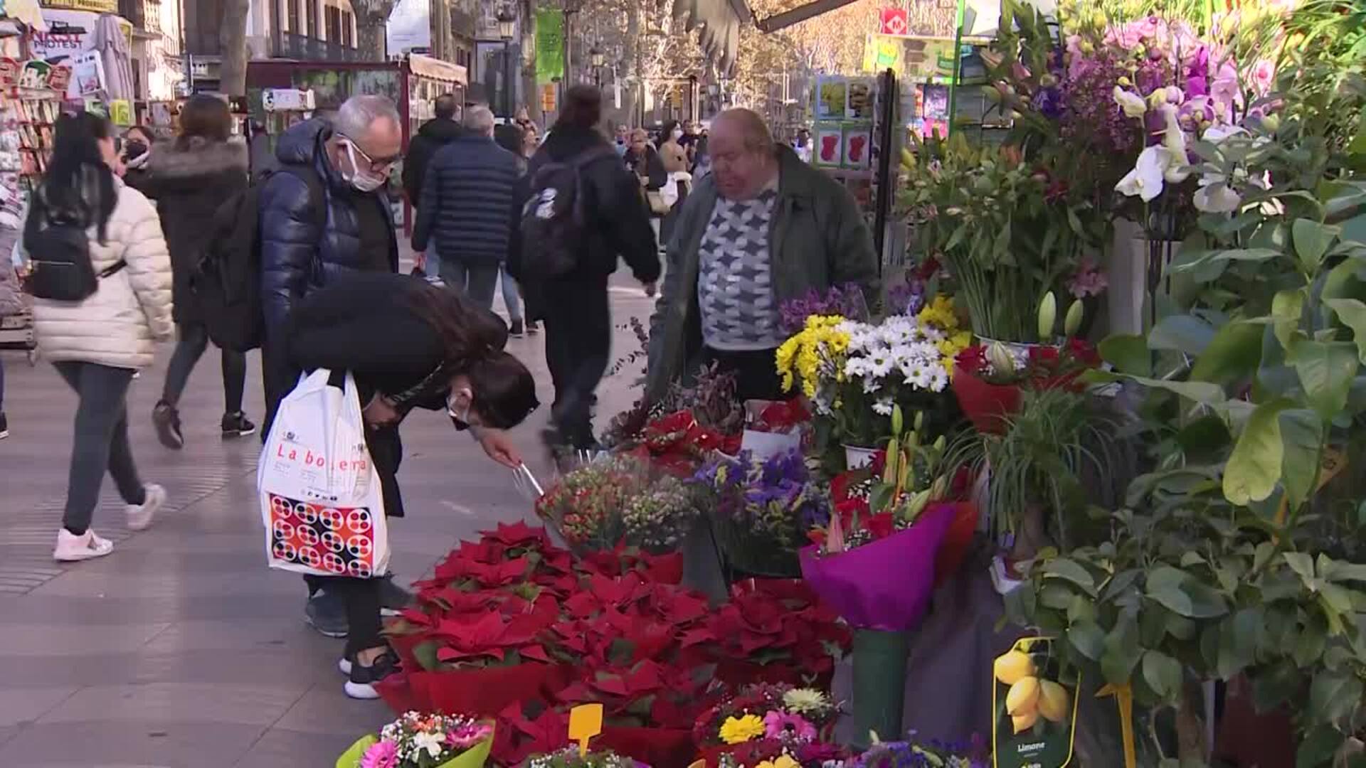 Cientos de personas visitan Las Ramblas de Barcelona durante el puente