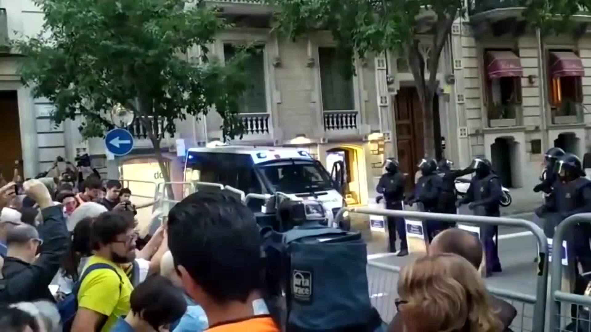 Manifestantes intentan llegar a la Delegación del Gobierno