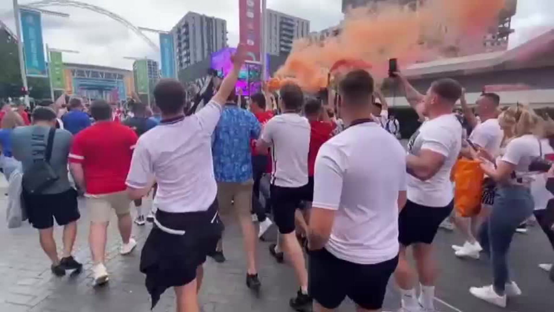 Los aficionados comienzan a llegar al estadio de Wembley para la gran final de la Eurocopa