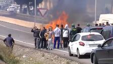 Los agricultores cortan la Autovía del Mediterráneo para protestar por la crisis del sector hortofrutícola