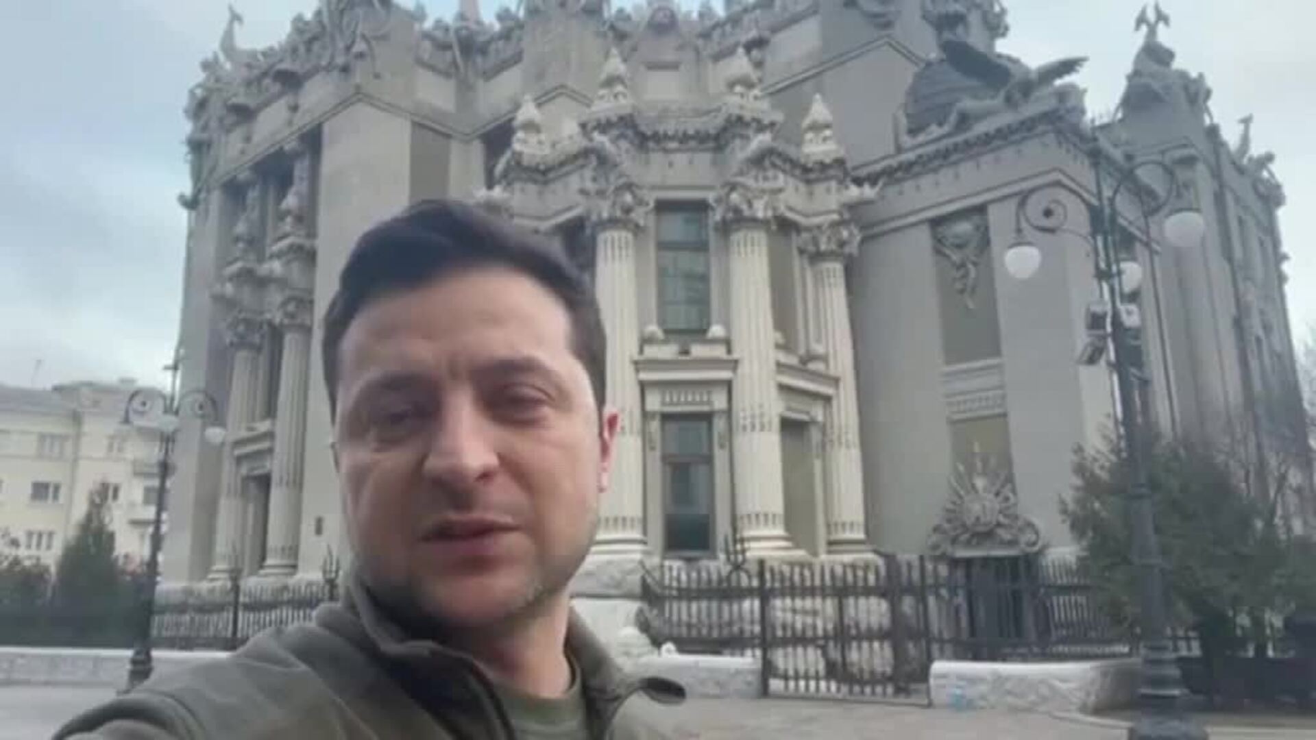 El presidente de Ucrania lucha contra las fake news y niega que vayan a rendirse