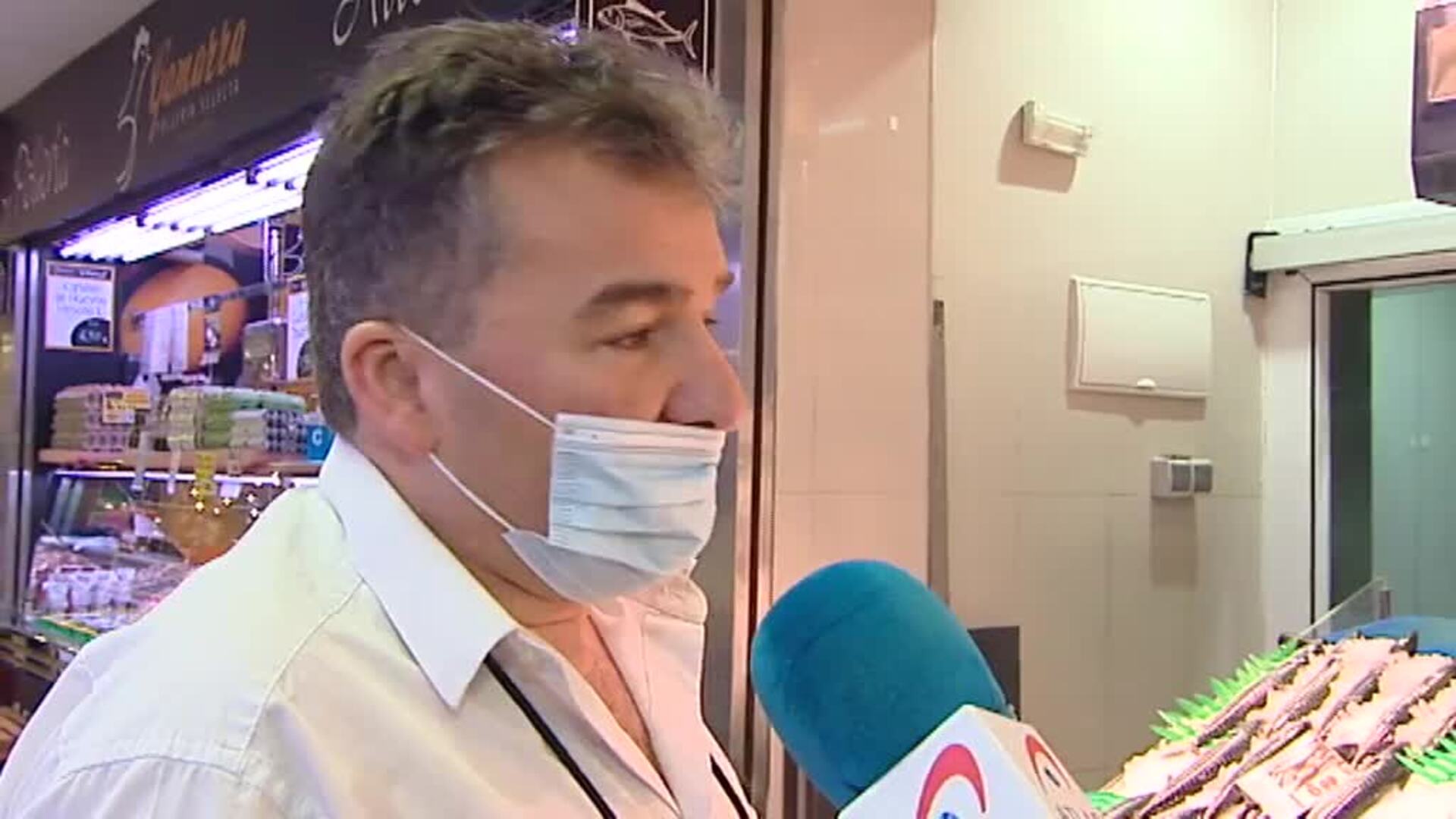 Las pescaderias de Sevilla sobreviven con grandes esfuerzos