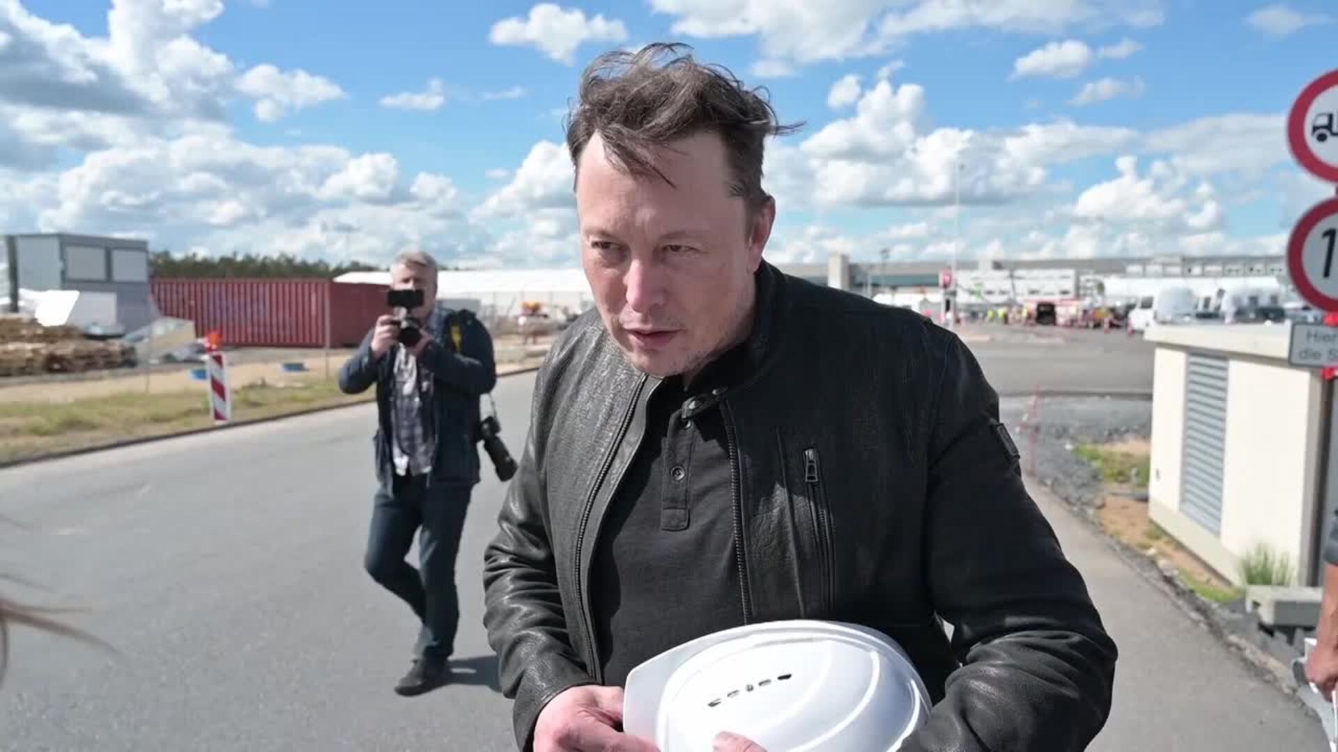 Musk pide pruebas del número de cuentas falsas de Twitter para seguir con su oferta