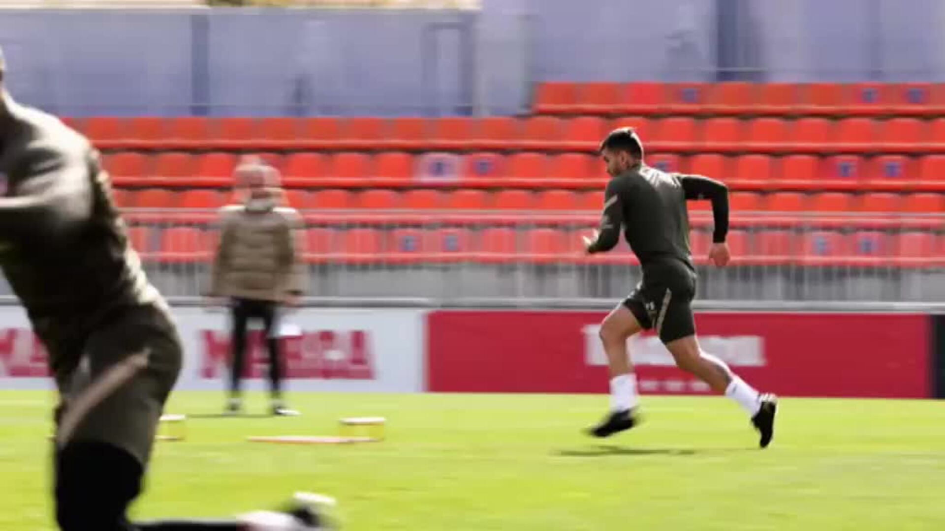 Dembelé ya entrena sobre el césped en el Atlético de Madrid