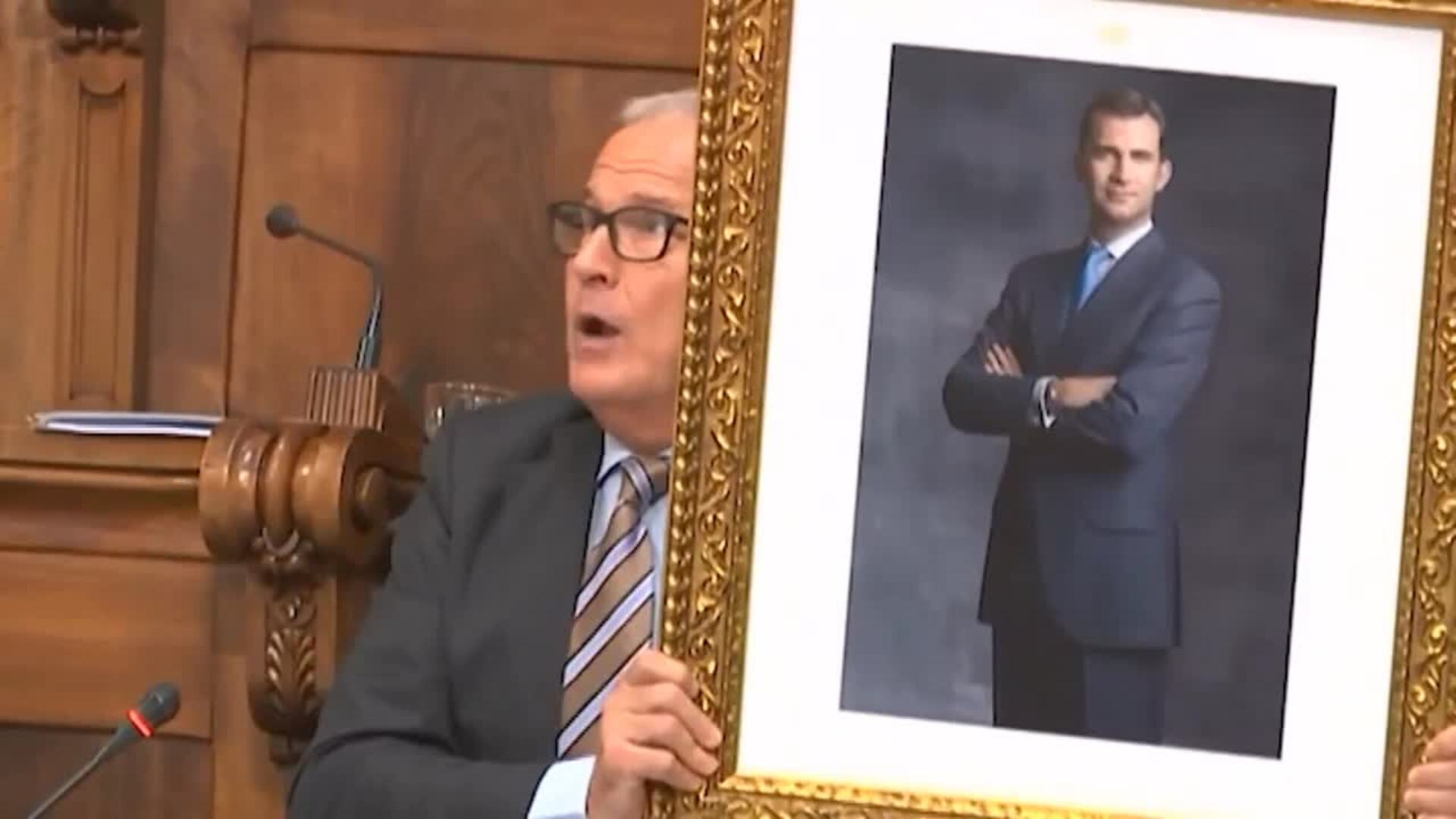 Bou muestra un gran retrato del Rey y critica la decisión de Colau