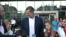 Felipe VI tras la visita a su padre en el hospital: "Da gusto verle tan bien y tan animado"