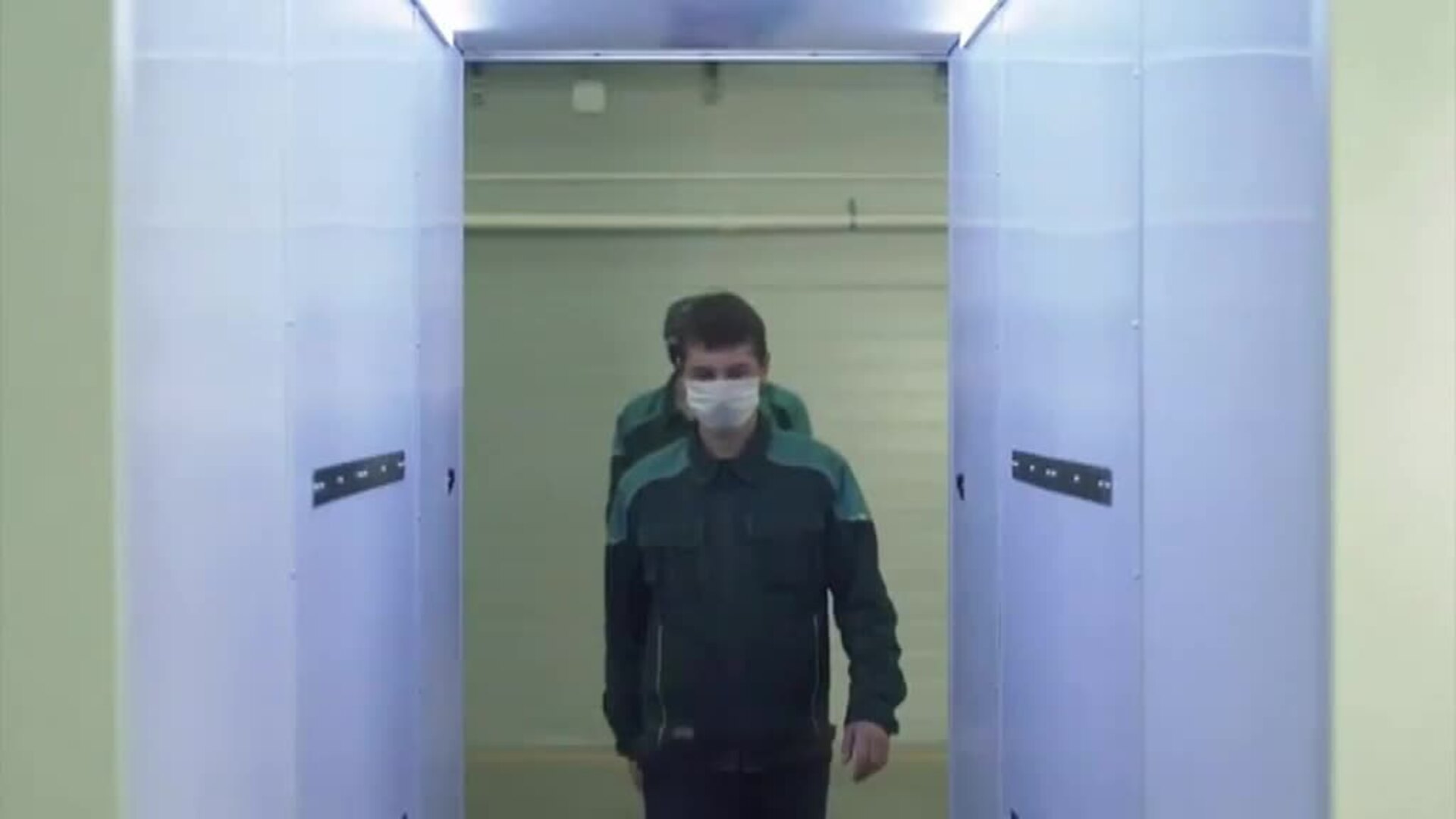 Putin se protege del COVID- 19 con túneles desinfectantes