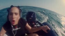 El videoclip visionario de 'Despechá' de Rosalía: tumbada sobre bolsas de hielo en lugar de dinero