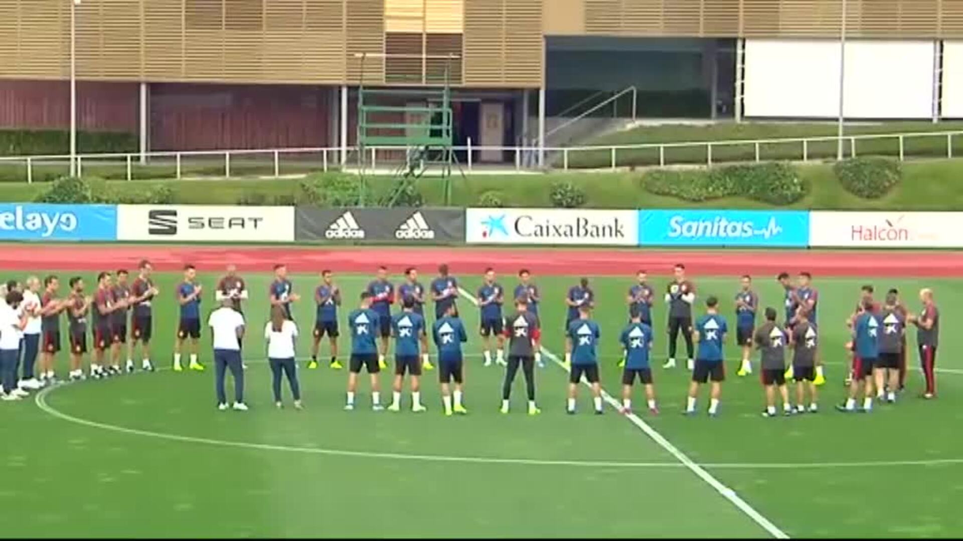 Robert Moreno dirige su primer entrenamiento tras un respetuoso minuto de silencio