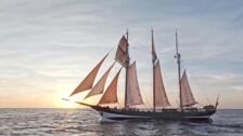 El barco a vela que recrea la vuelta al mundo de Darwin llega a las Islas Galápagos