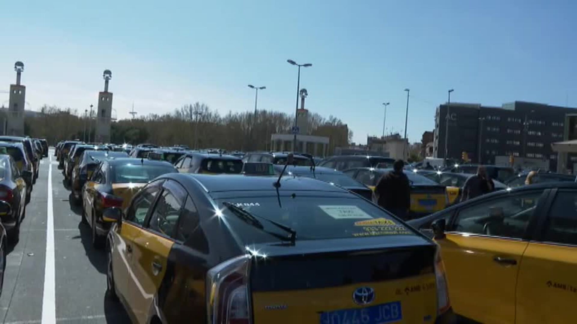Los taxistas de Barcelona, en pie de guerra por el regreso de Uber