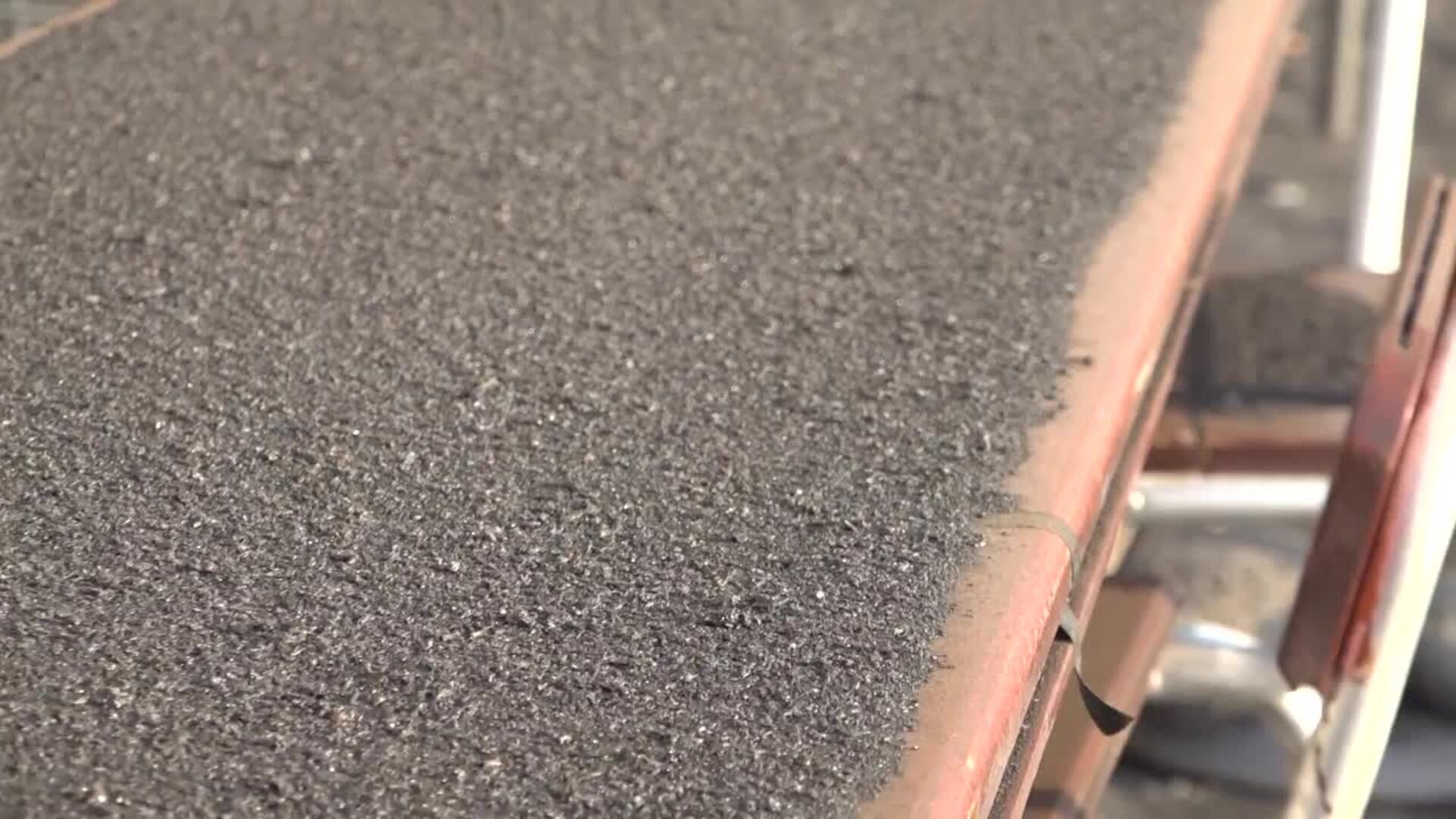 Las cenizas del volcán de La Palma se acumulan en los tejados